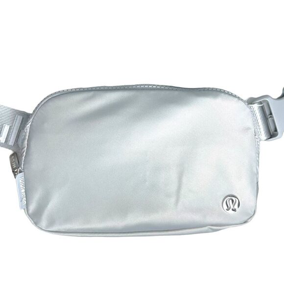 NEW! Hands-Free Lululemon 1L Belt Bag in Silver Drop & White (NWT) - Picture 2 of 16